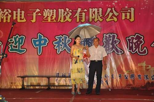 僑洋伙伴激情獻唱,領導給予撐出關愛之傘 僑洋伙伴激情獻唱,領導給予撐出關愛之傘