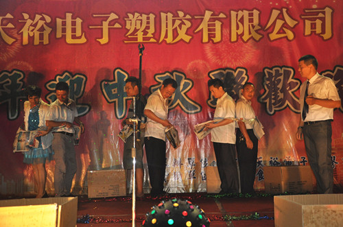 僑洋管理人員在臺上游戲插曲 僑洋管理人員在臺上游戲插曲