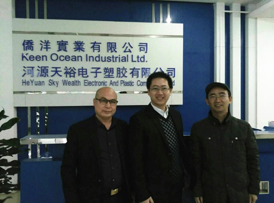 僑洋技術(shù)總監(jiān)與客戶合影