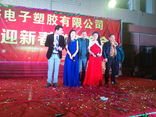 僑洋實業領導致辭,與主持人合照