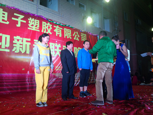 僑洋實業領導為獲獎者頒獎