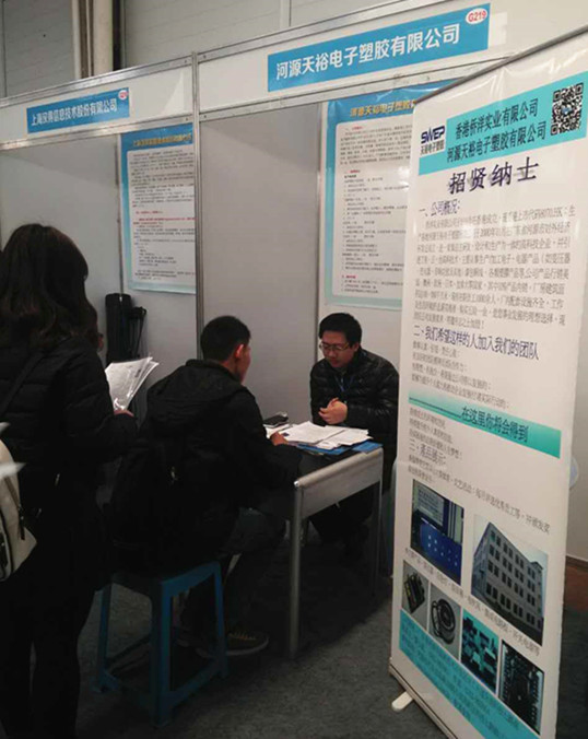 僑洋技術總監在復試應征者 僑洋技術總監在復試應征者