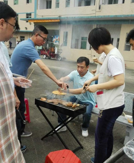 僑洋領導專業燒烤的架勢,讓你驚呆了么