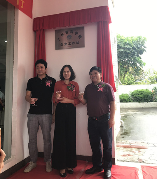 僑洋實業股東與科學院院長教授等舉杯歡慶 僑洋實業股東與科學院院長教授等舉杯歡慶