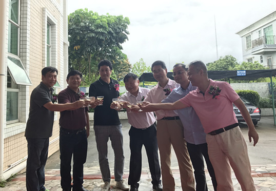 僑洋實業高管與科學院嘉賓舉杯歡慶 僑洋實業高管與科學院嘉賓舉杯歡慶