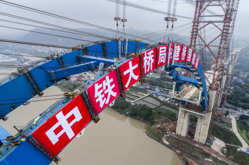 慶賀：上跑火車下走汽車，世界首例公鐵兩用橋主拱合龍。