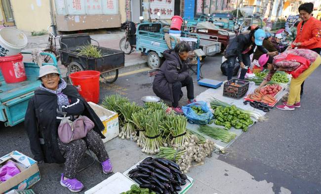 三伏天我們“熱成狗”，而黑龍江卻穿著棉襖出行。啥情況？