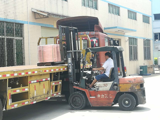 僑洋實(shí)業(yè)伙伴們正運(yùn)送銅線回倉(cāng)庫(kù)