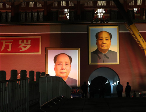 喜迎國慶:天安門城樓毛主席畫像更換 喜迎國慶:天安門城樓毛主席畫像更換