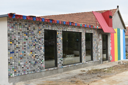 滿滿的回憶：山東日照驚現磁帶墻