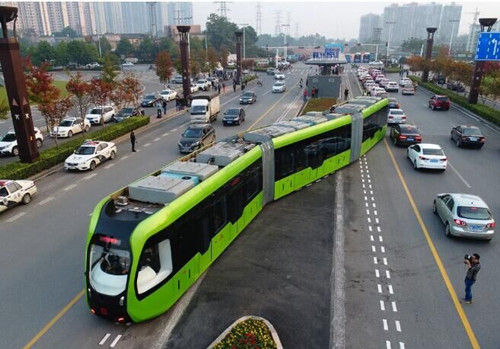 國人驕傲：全球首列智軌公交列車開跑。