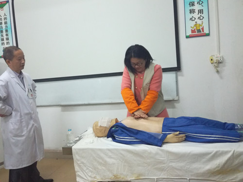 僑洋實業(yè)誠邀同濟醫(yī)院左院長到廠培訓(xùn)急救基礎(chǔ)知識。